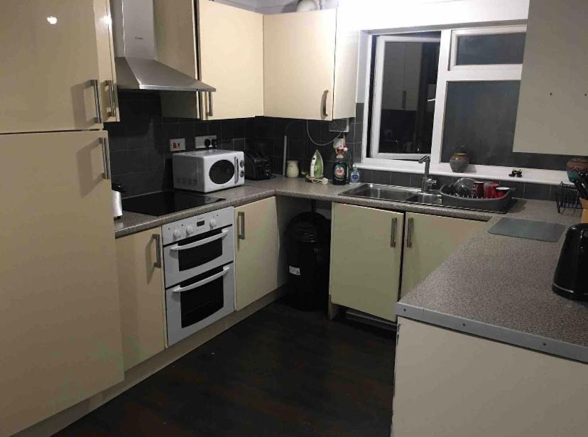 Eastbourne Large Double Room With Wifi & Kitchen 폴게이트 외부 사진